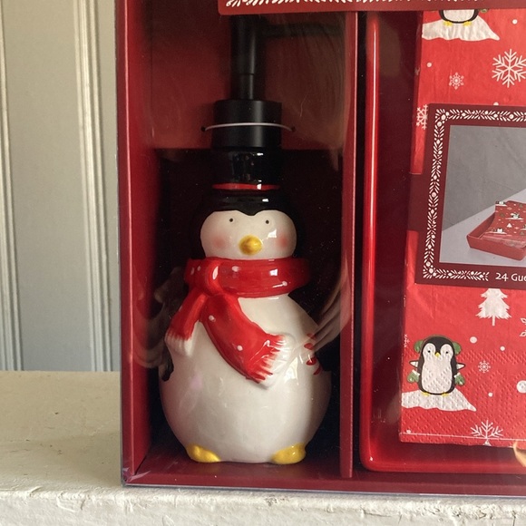 BNIB-3 Piece Set- Ceramic Penguin Soap Pump, 24 Hand Towels & Ceramic Towel Tray - Picture 3 of 16